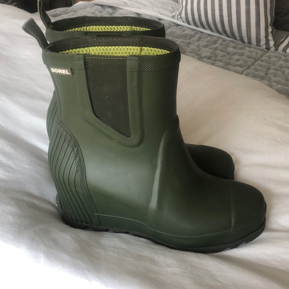 NWOT Sorel Rain Joan Chelsea Wedge